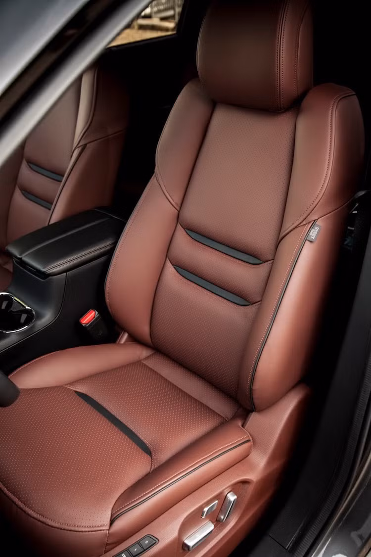 Những trang bị của CX-9 thế hệ mới cũng cao cấp hơn hẳn những dòng Mazda thấp hơn với hàng ghế trước điều chỉnh điện hoàn toàn và có chức năng nhớ vị trí, kết nối Bluetooth, định vị toàn cầu, đèn nội thất LED, 4 cổng USB, dàn âm thanh Bose,...