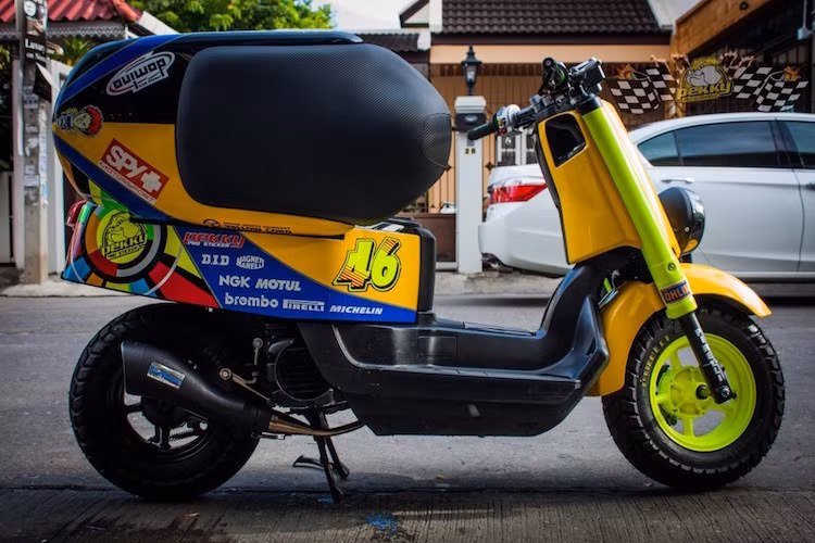 Cốp xe có kiểu mở ngang như Honda Zoomer và có thể tích lớn.