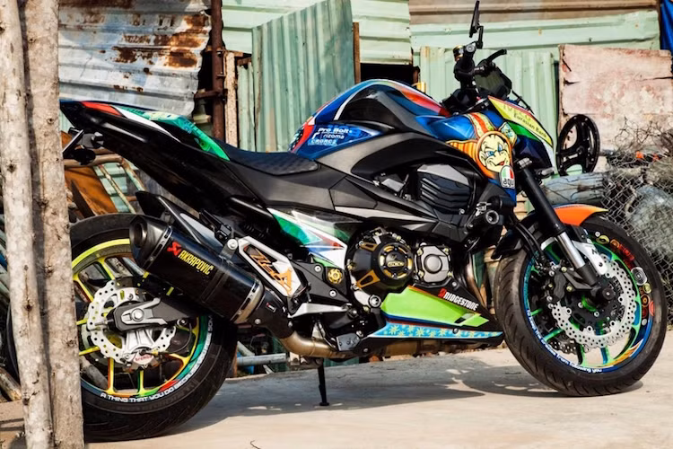 Ống xả zin trên Z800 cũng đã được thay bằng pô Akrapovic. Đặc biệt, vành 3 cây kép nguyên bản của xe đã được thay bằng vành Marchesini 5 cánh kép "hàng khủng".