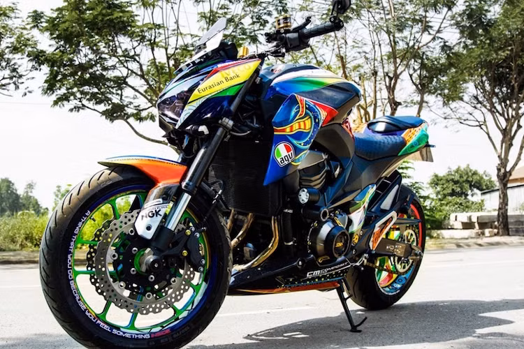 Với cặp mâm Marchesini này, chiếc Kawasaki Z800 bản độ này, đã có ngoại hình khác biệt và hấp dẫn hơn nhiều so với Z800 nguyên bản.