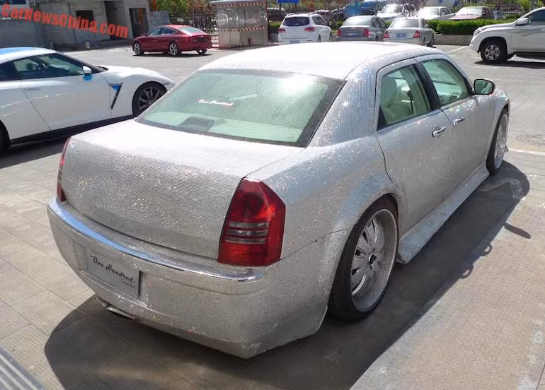 Bên cạnh đó, chiếc xe còn có bộ bodykit mới.