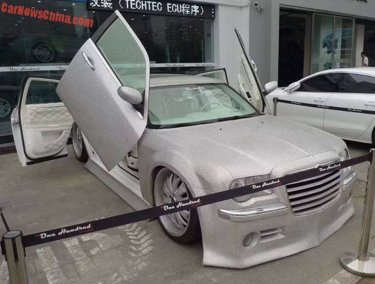 Chưa dừng lại ở đó, chiếc xe này còn có cửa trước mở dạng Lamborghini và cửa sau mở ngược kiểu Rolls-Royce.