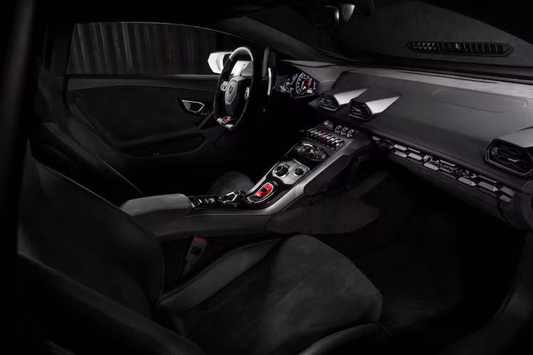 Theo Novitec, khách hàng có thể đặt hàng nội thất của xe bằng da và Alcantara theo bất kỳ màu nào họ ưa thích.