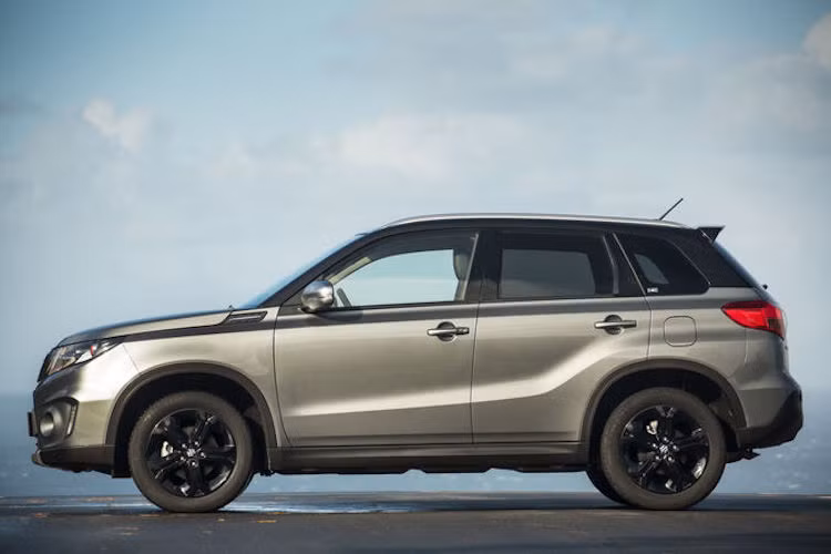 Bộ mâm của Vitara S có thiết kế 5 cánh kép y hệt như bản thường, chỉ được sơn bóng màu đen để tạo vẻ "thể thao" hơn.