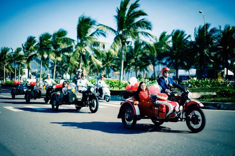 Theo phía sau chú rể là một dàn xe 3 bánh Ural khác của những người bạn cùng chơi trong CLB những người đam mê dòng xe sidecar huyền thoại từ thời XHCN này.