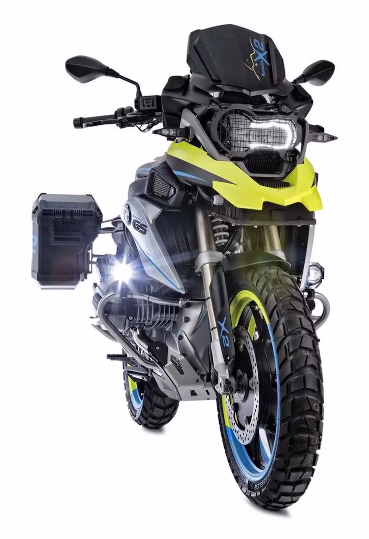 Ở bên ngoài, bản độ BMW R1200GS LC của Wunderlich không có nhiều khác biệt so với những chiếc R1200GS bình thường khác, ngoại trừ màu sơn kết hợp giữa xanh-vàng độc đáo.