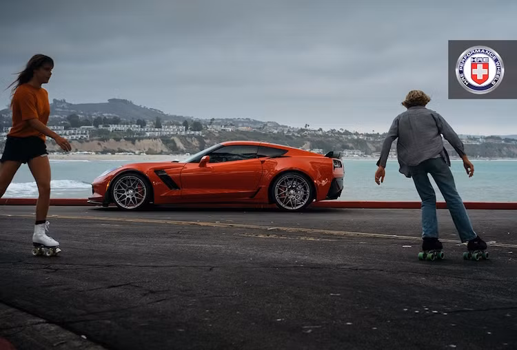 Thiết kế đậm chất "cơ bắp" Mỹ của Corvette được tô điểm thêm vẻ dữ dằn qua hàng loạt các khe hút gió và tản nhiệt mới ở hai bên thân xe.