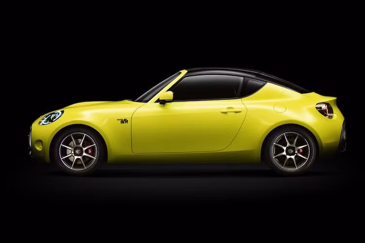 Thiết kế của Toyota S-FR Concept chủ yếu được tập hợp từ những mảng tròn, cùng với màu vàng và kích thước nhỏ khiến chiếc xe có vẻ khá "đáng yêu, vui nhộn".