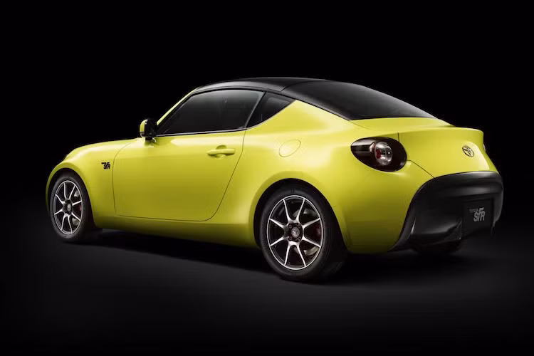Nguồn cảm hứng để Toyota thiết kế S-FR được lấy từ mẫu xe thể thao Toyota 800 từ năm 1965, cùng với chiếc Toyota 86 phiên bản đặc biệt Style CB được bán ở Nhật. Xe có chiều dài 3990 mm, rộng 1695 mm và cao 1320 mm.