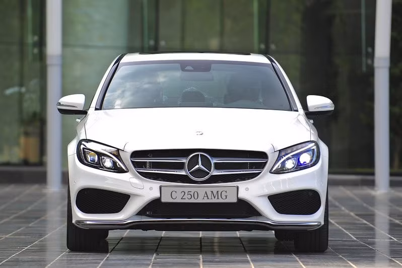 Vẻ ngoài của C-Class hài hòa và mang tính động lực học với vẻ tối giản và thuần khiết, các đường nét trên thân xe tạo hiệu ứng sáng tối rõ nét.
