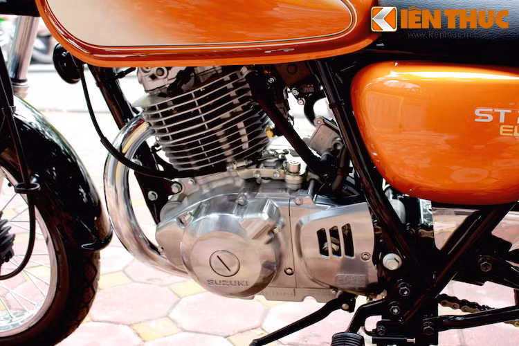 ST250 E-type dùng động cơ SOHC xi-lanh đơn phun nhiên liệu trực tiếp 250 cc cùng hộp số 5 cấp. Cấu trúc động cơ này tương tự chiếc GN125 đã từng "làm mưa làm gió" ở VN trong thập niên 90.
