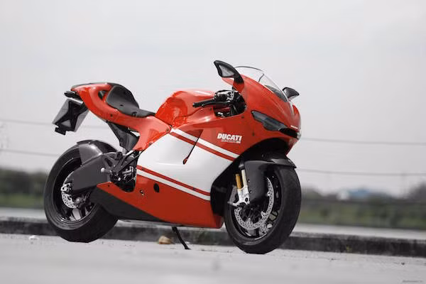 Sieu moto Ducati sap chuyen sang dung dong co V4?-Hinh-2