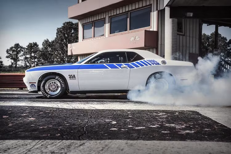 Theo đại diện của Mopar, ở các lần chạy thử, Challenger Drag Pak thường xuyên hoàn thành đường đua drag dài 1/4 dặm (400 m) chỉ trong khoảng 8 giây.