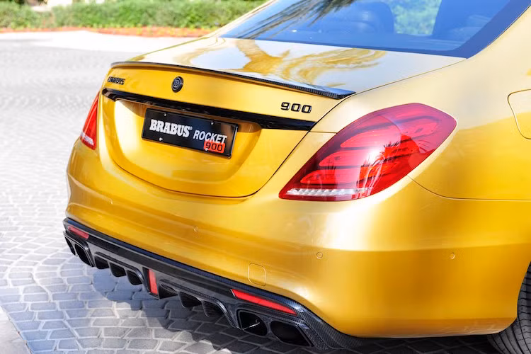Là dòng xe sang trọng nên Brabus chỉ bổ sung thêm một cánh đuôi dạng nẹp trên nắp khoang hành lý. Bù lại, chiếc xe được trang bị thêm cánh khuếch tán khí động học bên dưới cản sau.