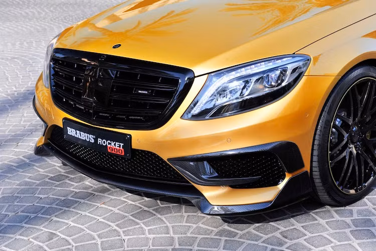 Về ngoại hình, chiếc xe cũng đã được trang bị một bộ nẹp carbon mới, tăng thêm vẻ dữ dằn cho Mercedes S65 AMG nguyên bản.