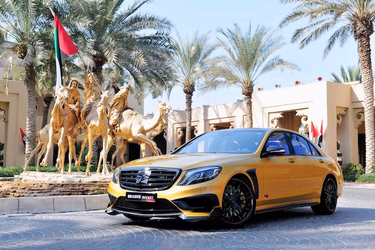 Đúng như tên gọi, bản độ đặc biệt Rocket 900 Desert Gold dựa trên chiếc sedan siêu sang, siêu mạnh Mercedes S65 AMG đã được khoác lên mình nước sơn màu vàng nổi bật, giống màu cát ở những sa mạc tại Dubai.
