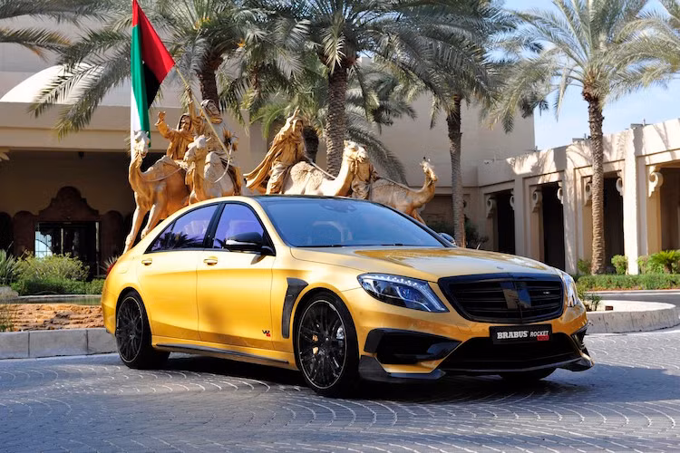 Ngay cả với sức mạnh giới hạn, Rocket 900 Desert Gold cũng vẫn có thể đạt 0-100 km/h chỉ trong 3,7 giây, 0-200 km/h trong 9,1 giây và đạt tốc độ tối đa hơn 350 km/h.