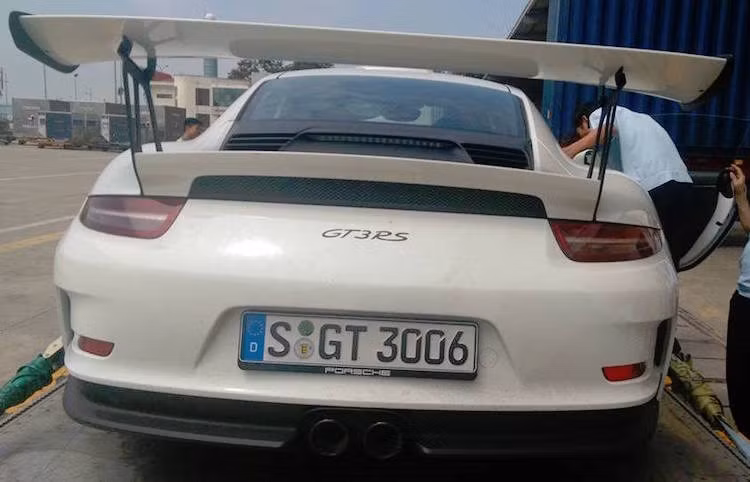 GT3 RS là phiên bản hiệu năng cao của chiếc 911 GT3 vốn đã rất mạnh mẽ. Chiếc xe có nhiều thay đổi ở ngoại thất, nội thất xe đua và động cơ 4.0l nạp khí tự nhiên 500 mã lực đặt sau.