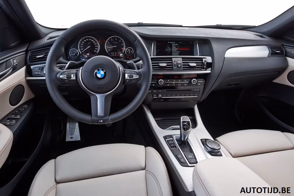 Một lần nữa, nội thất của xe có các chi tiết từ gói trang bị M-Sport dành cho BMW X4, ngoại trừ vô-lăng từ gói M-Sport dành cho BMW 3 Series.