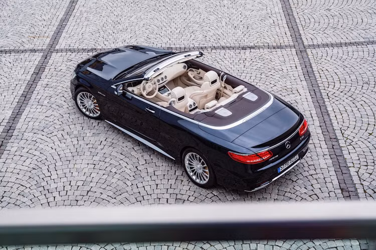 Có thiết kế như S65 AMG Coupe nhưng nội thất của S65 AMG Cabriolet được trang bị thêm hệ thống điều hoà thông minh THERMOTRONIC mới, đảm bảo làm mát ngay cả khi mở mui. Toàn bộ nội thất được bọc trong loại da Nappa cao cấp, trong khi bảng đồng hồ điện tử có thêm logo AMG cùng giới hạn đồng hồ tốc độ lên tới 360 km/h.