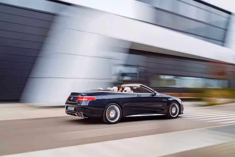 Mercedes sẽ bắt đầu nhận đặt hàng S65 AMG Cabriolet kể từ ngày 4/4/2016 và bán chiếc xe chính thức tại các đại lý 1 tháng sau đó, với mức giá chưa được công bố.