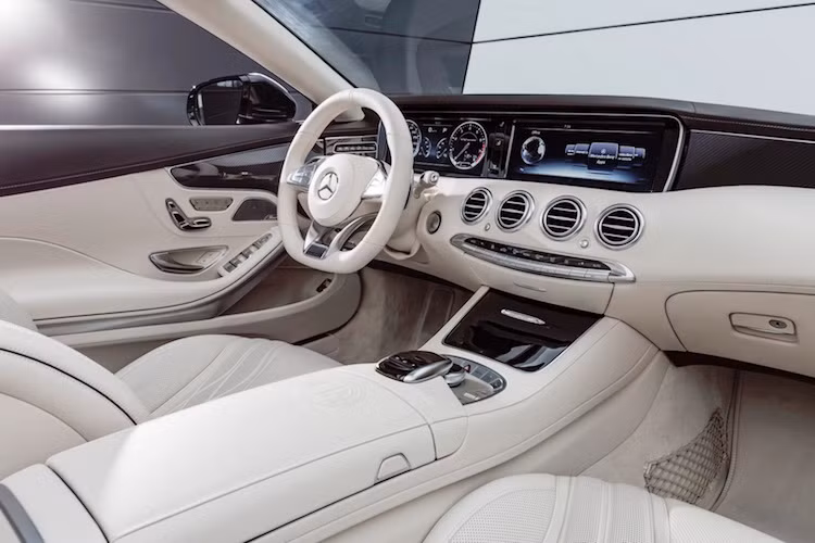 Là phiên bản cao cấp nhất của dòng S-Class mui trần, chiếc xe cũng được trang bị sẵn những tùy chọn trên các phiên bản khác như ghế, vô-lăng và bệ tì tay có sưởi; nước hoa AIR-BALANCE, sưởi cổ AIRSCARF, dàn âm thanh hi-end Burmester và hệ thống chặn gió khi mở mui AIRCAP.