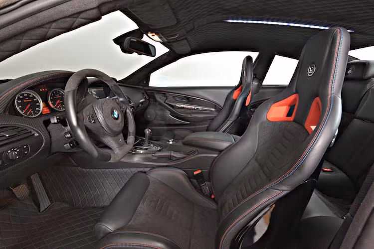 Nội thất cũng được G-Power sửa đổi lại với các chi tiết bọc da/vải Alcantara chần chỉ.