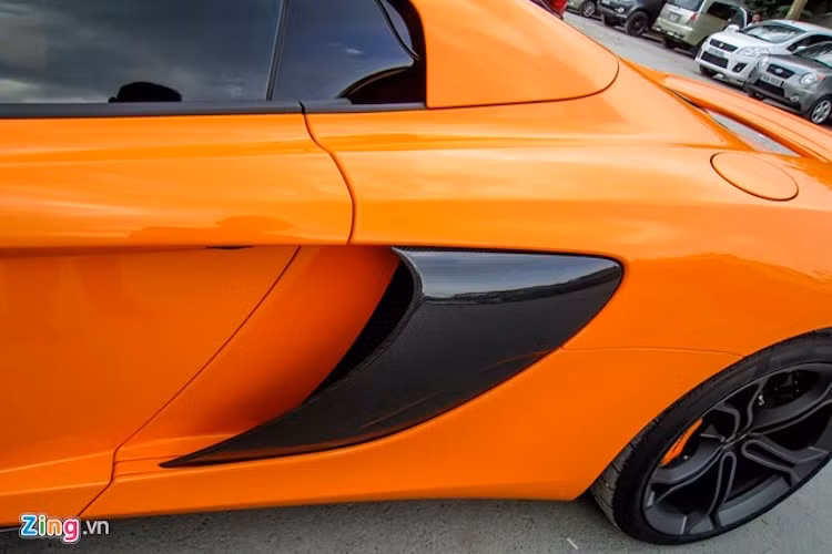 So với phiên bản 650S Coupe ra trước, 650S Spider nặng hơn 40 kg do thân xe được gia cường để "cắt mui". Bộ mui xếp của xe là dạng mui cứng với khả năng đóng/mở chỉ trong 15 giây ở tốc độ dưới 30 km/h.