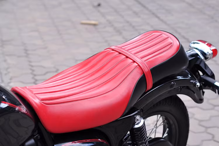 Bộ yên có phần lớn bề mặt màu đỏ nổi bật và được chần chỉ dọc độc đáo.