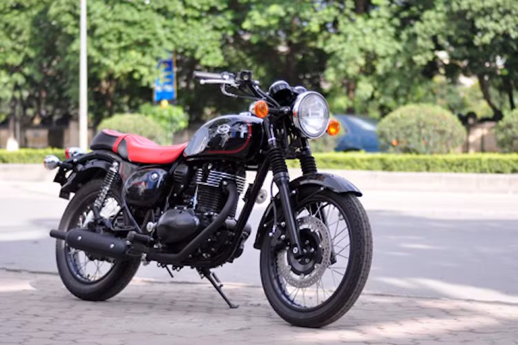  Kawasaki Estrella là dòng xe côn tay 250 cc với thiết kế cổ điển, phục vụ chủ yếu cho thị trường Nhật và xuất hiện lần đầu vào năm 1992.