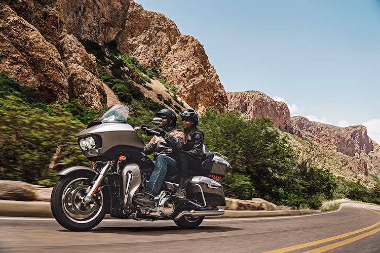 Cuối cùng, sau 2 năm vắng bóng, chiếc touring Road Glide Ultra đã quay trở lại với động cơ 1687 cc mạnh mẽ hơn, làm mát tốt hơn, hệ thống thông tin giải trí mới và kính chắn gió cao hơn.