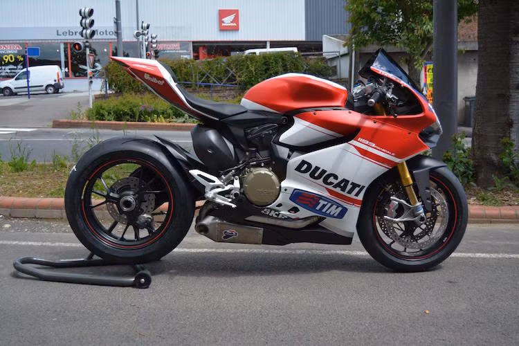 Không chỉ có phần đầu, toàn bộ dàn quây gió và thân xe của 1199 Panigale S cũng mang "màu cờ sắc áo" của đội Moto GP Ducati.