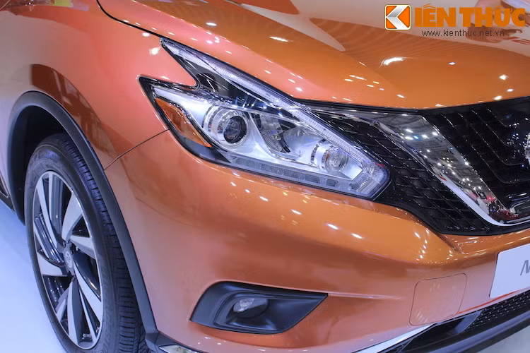 Theo phong cách của Nissan trong nhiều năm qua, Murano sở hữu phần đầu ấn tượng với đèn pha hình lưỡi liềm cùng với cụm lưới tản nhiệt đặc trưng với chữ V mạ chrome nằm chính giữa, bao xung quanh logo của hãng.