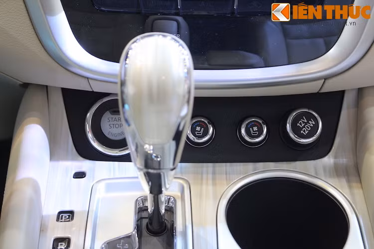 Nút khởi động động cơ, ổ điện 12V cùng núm chỉnh nhiệt độ của hệ thống sưởi/quạt gió ghế trước được đặt dưới bảng điều khiển trung tâm. Công bằng mà nói, vị trí này khá khó tiếp cận, đặc biệt với người lái khi đang điều khiển xe do bị vướng cần số.