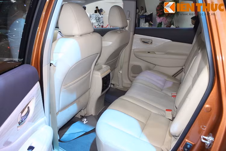 Murano mới được trang bị ghế cao cấp Zero Gravity. Thêm vào đó, đây là lần đầu tiên Nissan sử dụng công nghệ thiết kế ba đệm cho hàng ghế sau. Các nút chỉnh lưng ghế được đặt ở trên hệ thống điều hòa độc lập, và bản thân hàng ghế này cũng có hệ thống sưởi Quick Comfort mới nhất.