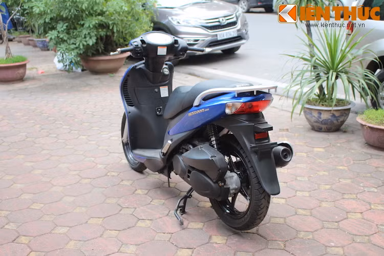 Với trọng lượng lên tới 135 kg, Sixteen không phải là một chiếc xe tay ga nhẹ cân. Tuy nhiên nếu so với SH150i, chiếc xe có thế mạnh hơn ở nước hậu nhờ động cơ mạnh hơn 1,5 mã lực.