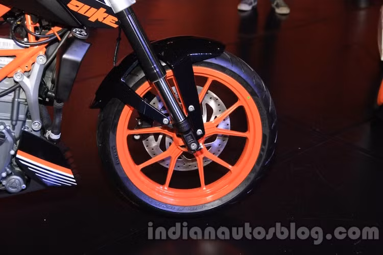 KTM cho biết đây là động cơ của Duke/RC 390 nhưng được giảm dung tích xuống, thay vì sử dụng động cơ của Duke/RC 200 sau đó "doa nòng" lên.