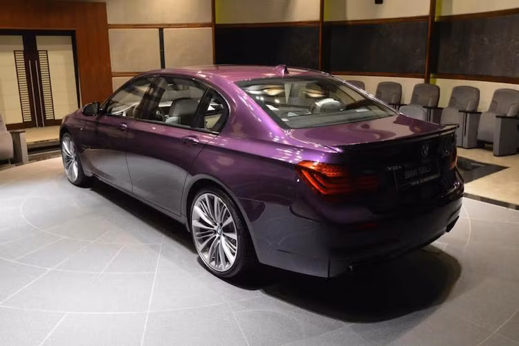 Bên cạnh màu "tím thuỷ chung", chiếc xe này còn có thêm bộ phụ kiện M-Sport bên ngoài.