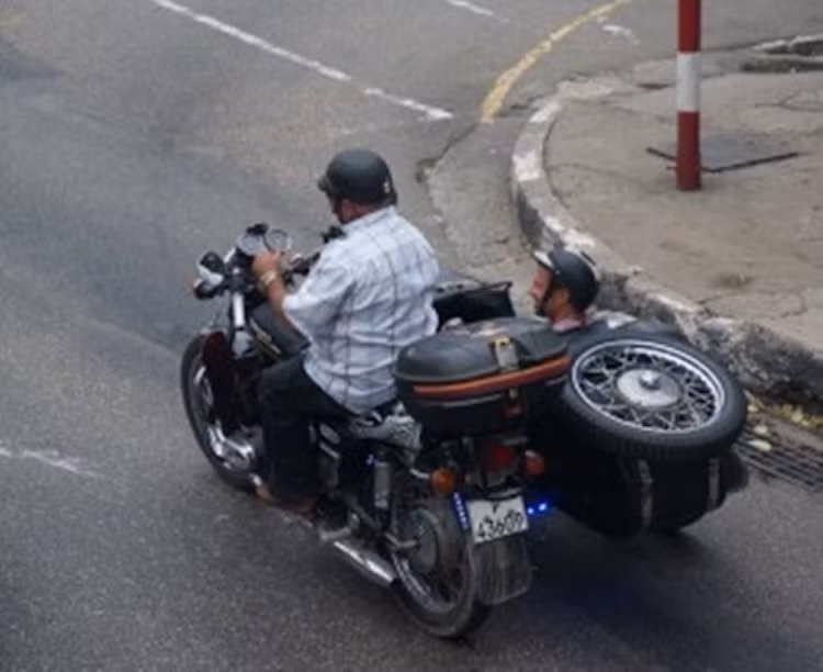 Tại Cuba, đa số những người đi xe máy đều thuộc tầng lớp trung lưu.