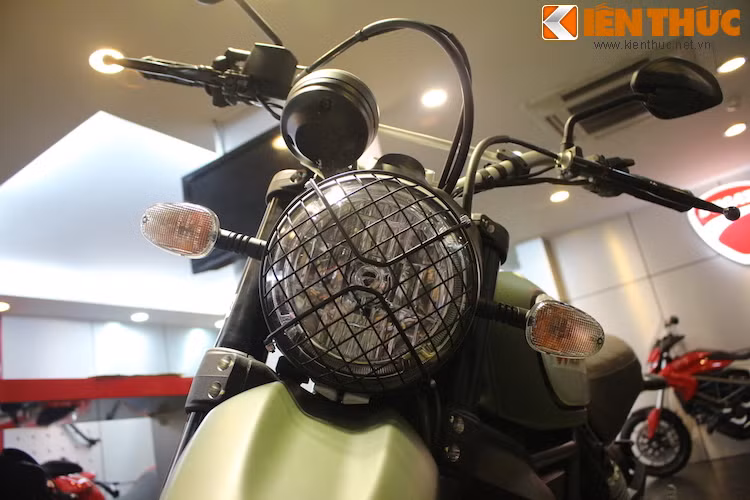 Đèn pha của xe được bảo vệ bởi phần lưới cứng cáp, đồng thời chắn bùn trước cũng được đẩy cao hơn rất nhiều so với các phiên bản còn lại, khiến Urban Enduro năng động hơn trên địa hình và có vẻ đẹp đầy chất "nhà binh".