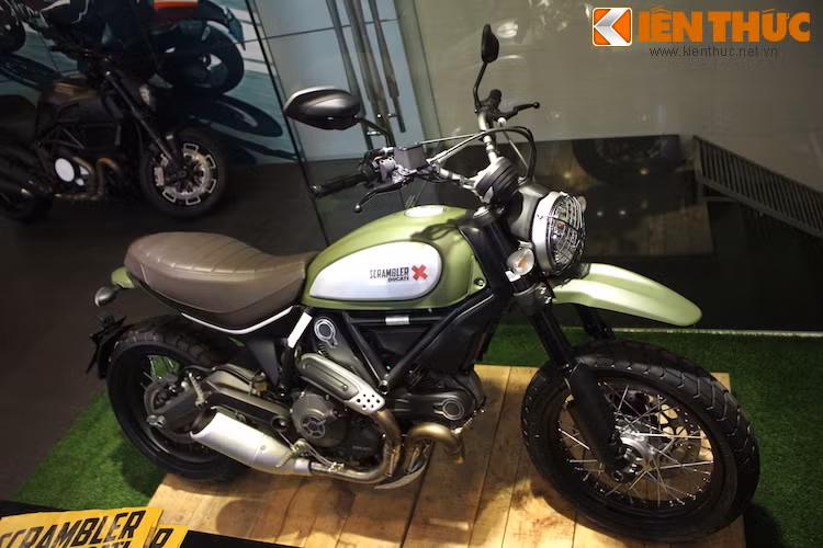 Với những thay đổi nhỏ, Scrambler Urban Enduro đã sở hữu một vẻ ngoài "bụi bặm" và phong trần hơn so với những "người anh em" của mình.