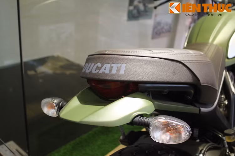 Cụm đèn hậu phía sau có dạng LED chữ U với ánh sáng ấn tượng giống các phiên bản Scrambler khác.. Tuy nhiên, các đèn xi-nhan của xe không có điểm gì đặc biệt.
