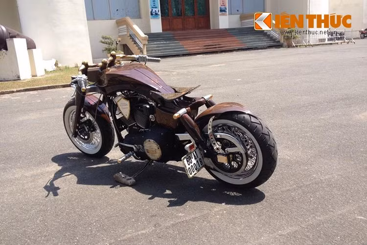 Nhìn qua có vẻ giống dáng bobber, nhưng chủ xe cho biết rằng ông không cố chạy theo bất kỳ phong cách nào, thay vào đó chỉ làm xe theo cảm hứng bất tận của bản thân.