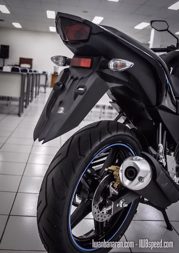 Đèn hậu của Vixion 2015 không khác gì so với thế hệ cũ.