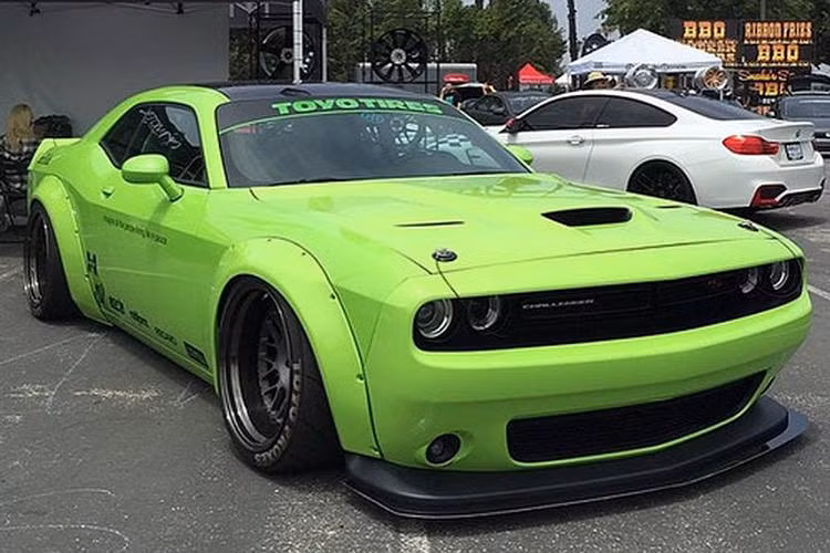 Tương tự như phiên bản hiệu năng cao Hellcat, chiếc xe của Hawaiianese cũng có các đèn pha phía trong được thay bằng lỗ hút khí làm mát động cơ.