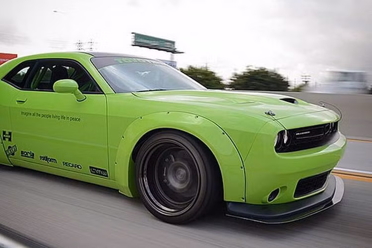 Đồng thời, anh cũng thay luôn nắp capô với các khe hút gió từ Hellcat vào chiếc xe của mình, được cố định thêm bởi các chốt khoá như xe đua.