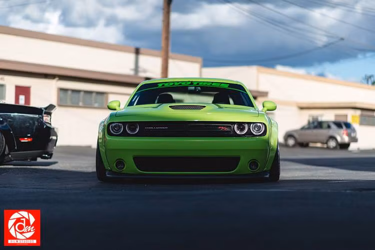 Đương nhiên, chi tiết nổi bật nhất trên chiếc Charger độ này vẫn là bộ bodykit của hãng độ Liberty Walk nổi tiếng Nhật Bản.