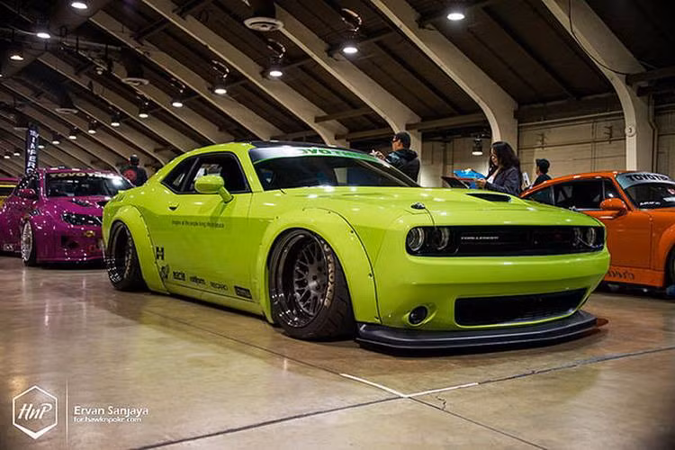 Đã từng "mổ xẻ" những siêu xe hàng đầu Thế giới, Liberty Walk cũng độ chiếc Charger của Hawaiinese theo phong cách tương tự.