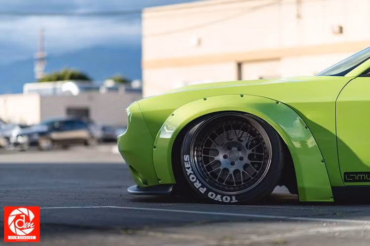 Bên cạnh body kit danh tiếng của Liberty Walk và các thành phần độ của các hãng kể trên, chiếc xe cơ bắp này còn nhận được bộ la-zăng hợp kim 20 inch của Rotiform,...