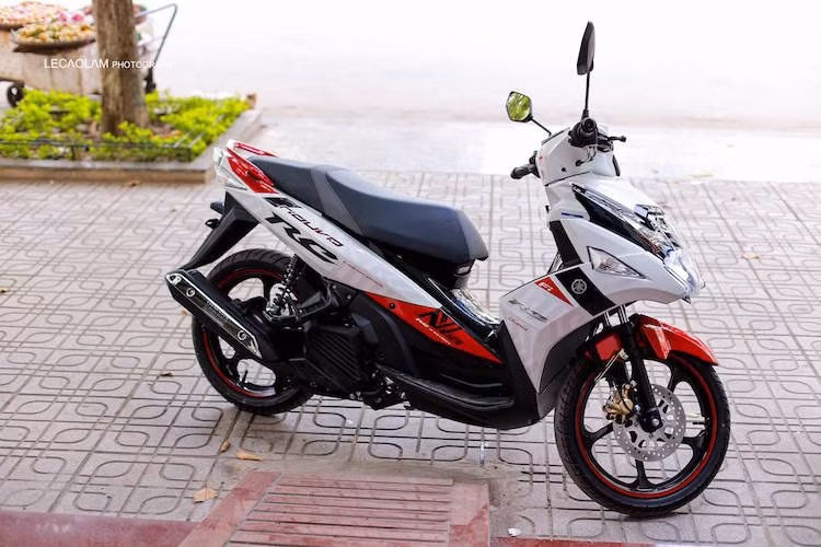Nouvo được Yamaha bán với 3 phiên bản chính là Xanh GP, RC và SX với giá lần lượt 36,4; 35,9 và 33,9 triệu đồng. Xe có tổng cộng 7 màu sắc và tem khác nhau.